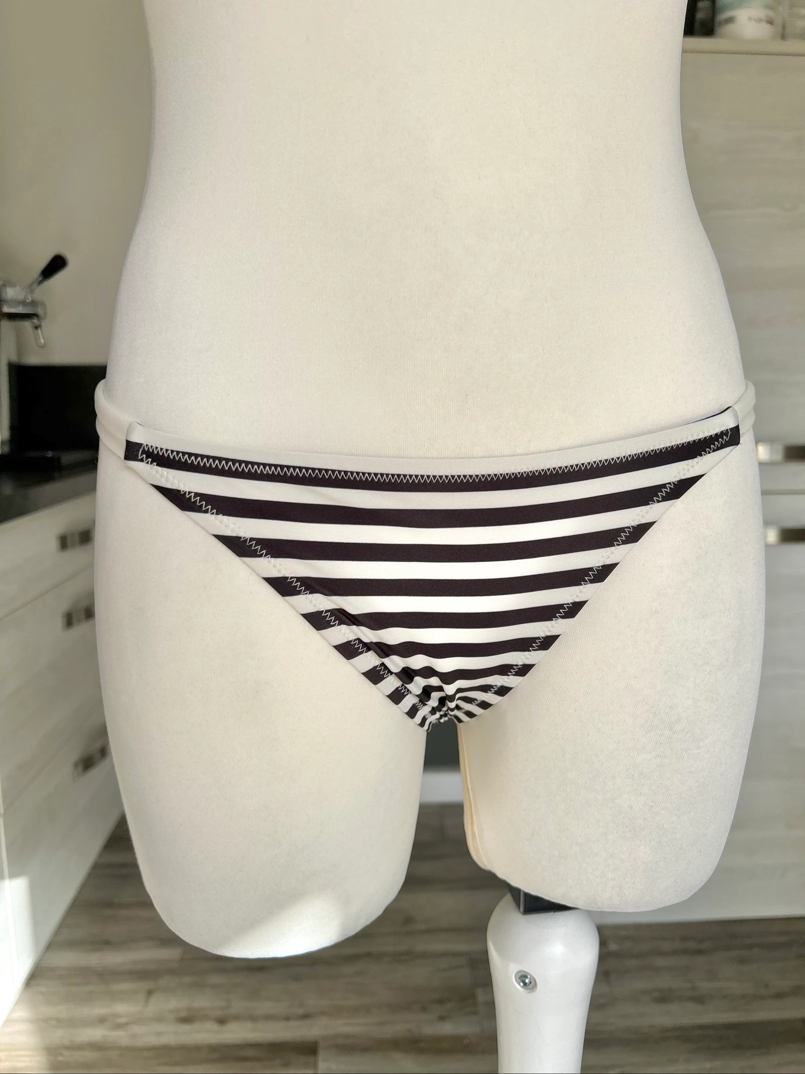 Biquíni listrado preto e branco em poliamida Tamanho M 38 Solid & Striped – photo 11